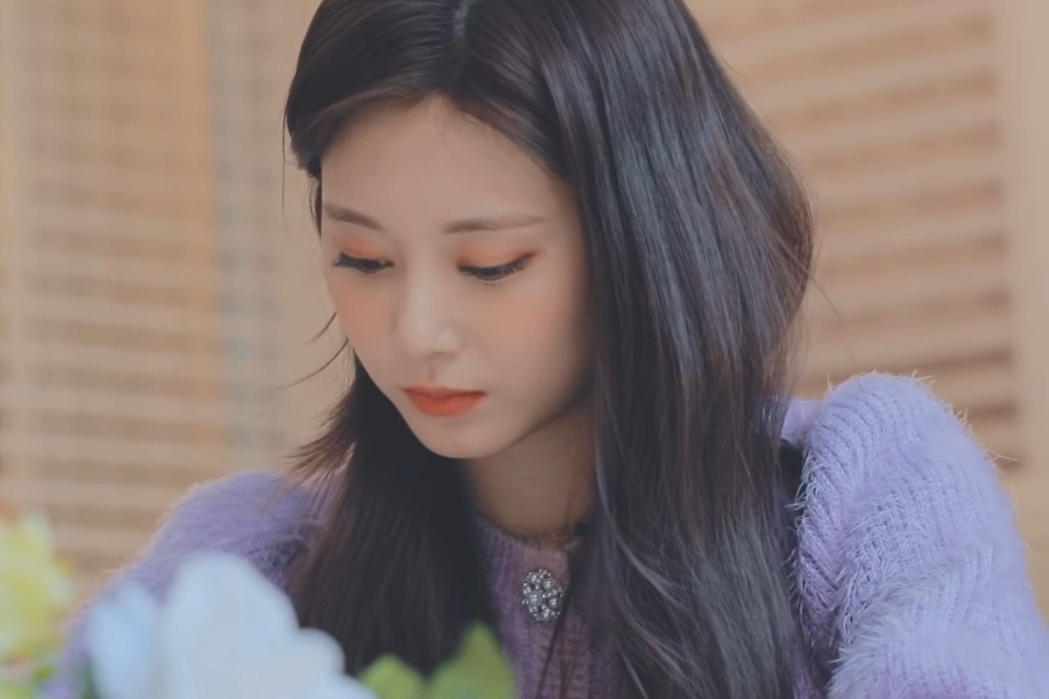 tzuyu writing.jpg