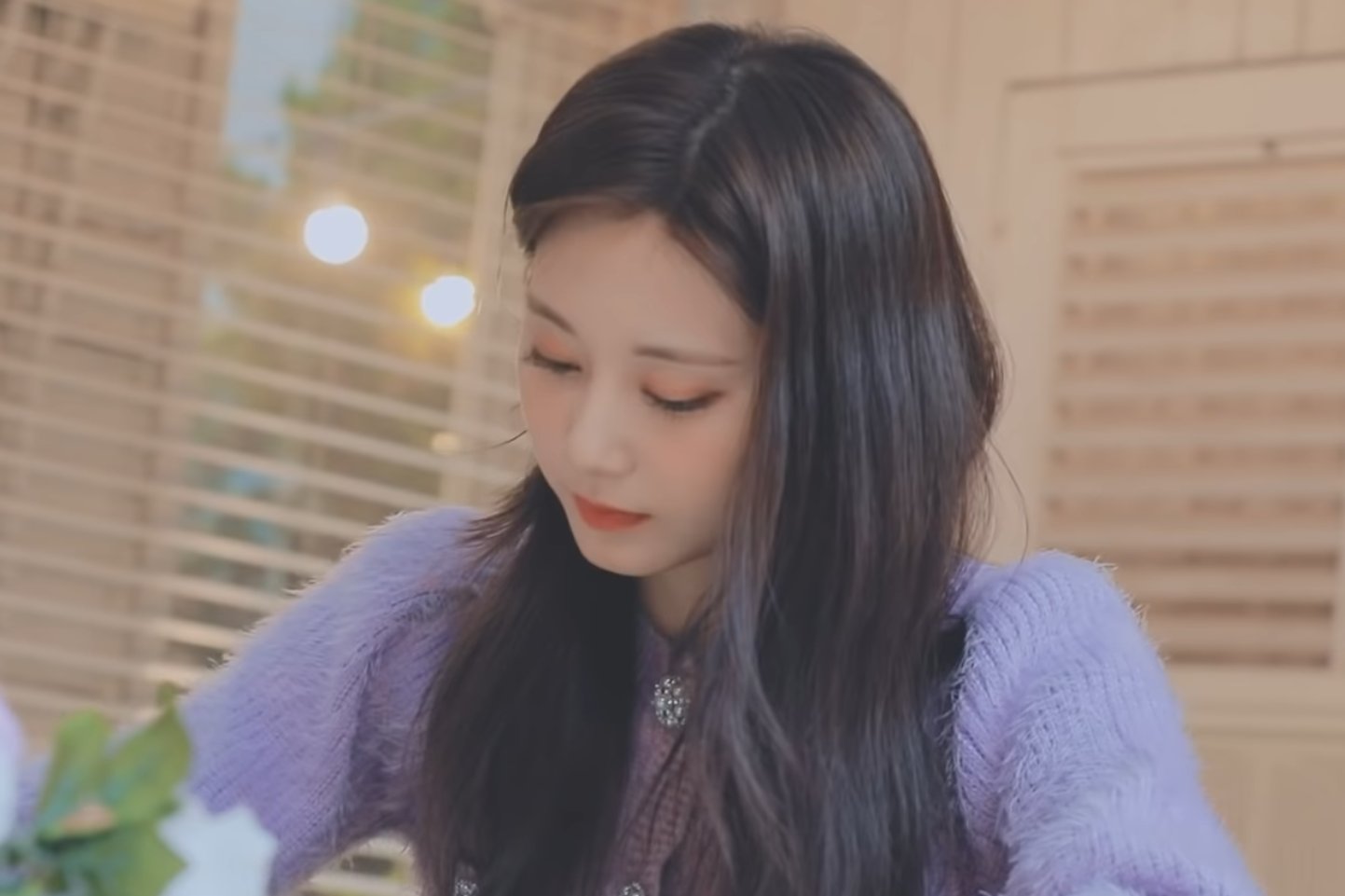 tzuyu writing focus.jpg