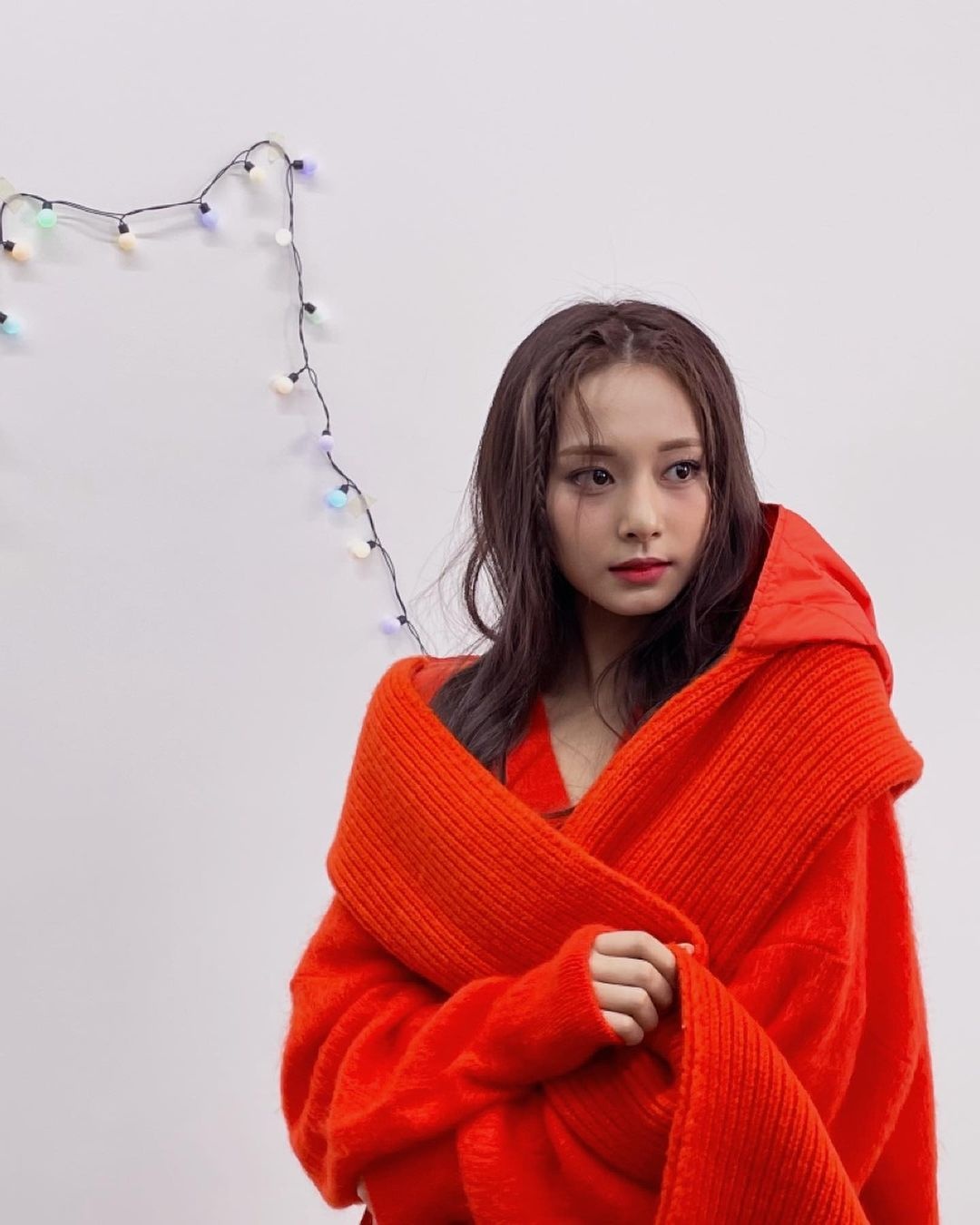 (Red-Scarf-Red-Dress)  L'Officiel pictorial cover 2021-10-25 Tzuyu.jpg