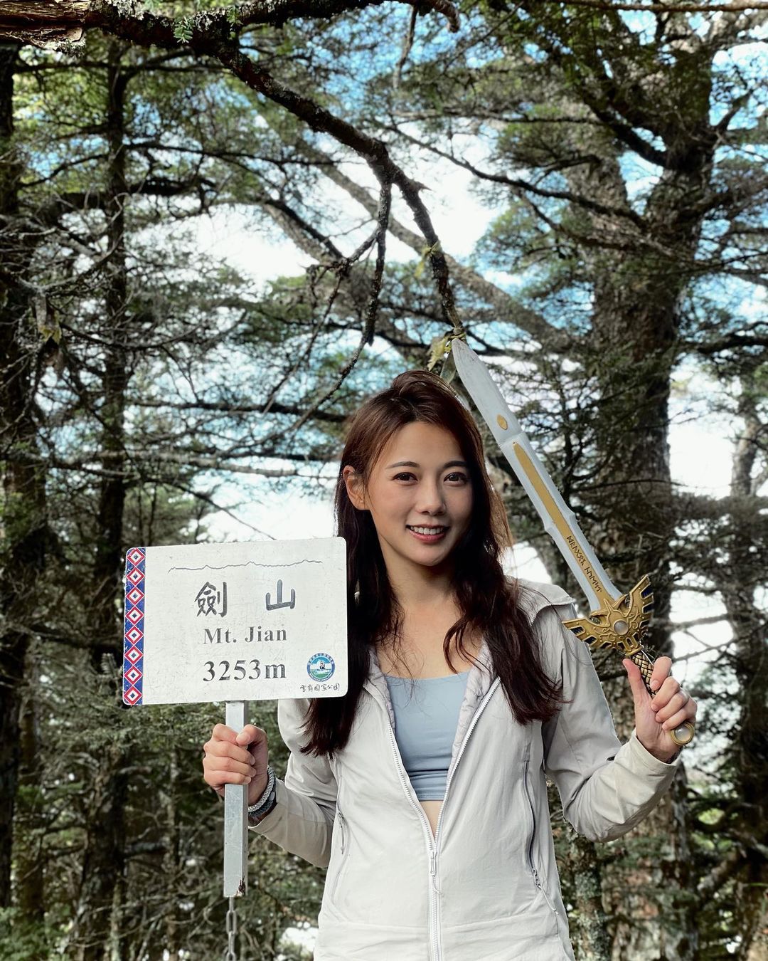 Mountain-Hiking-Girl ROcDxM5.jpg