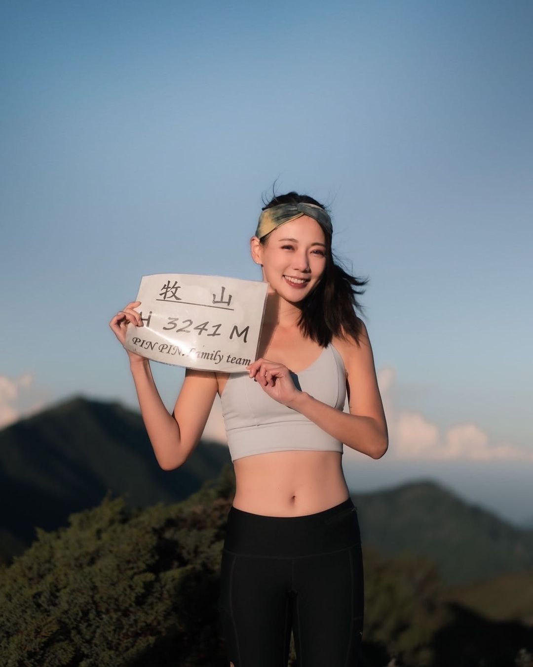 Mountain-Hiking-Girl 8moRofI.jpg