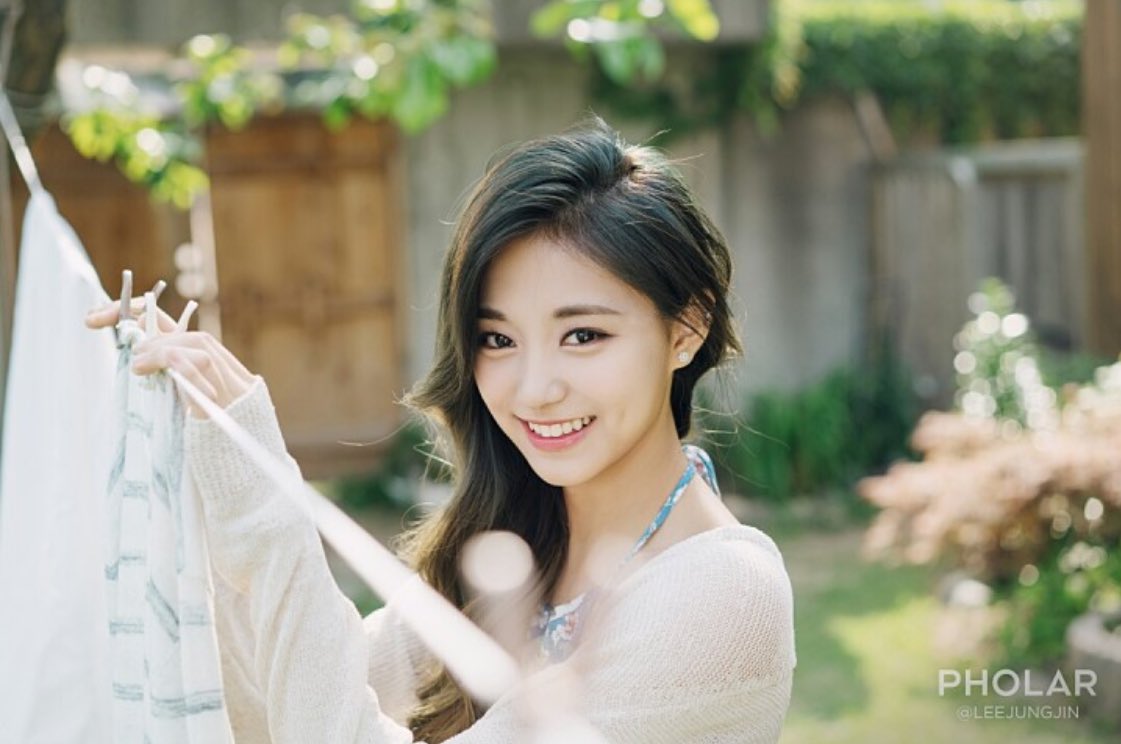 tzuyu-pholar-by-lee-jungjin.jpg