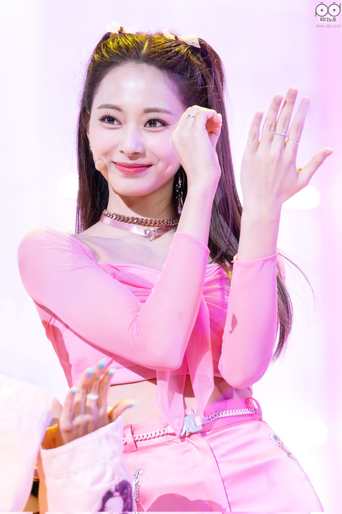 pink-tzuyu-2021-11-14-a.jpg