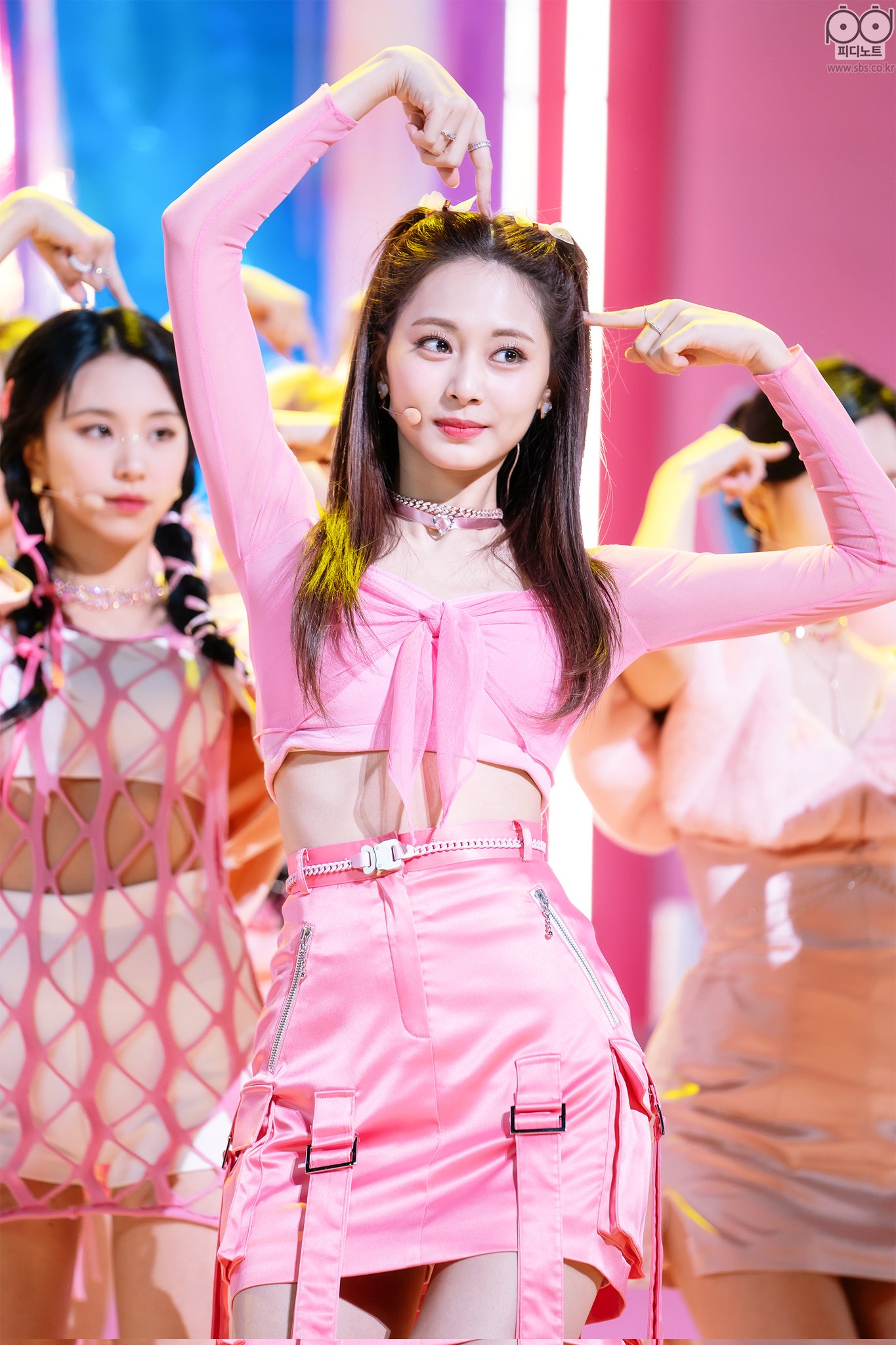 pink-tzuyu-2021-11-14-b.jpg