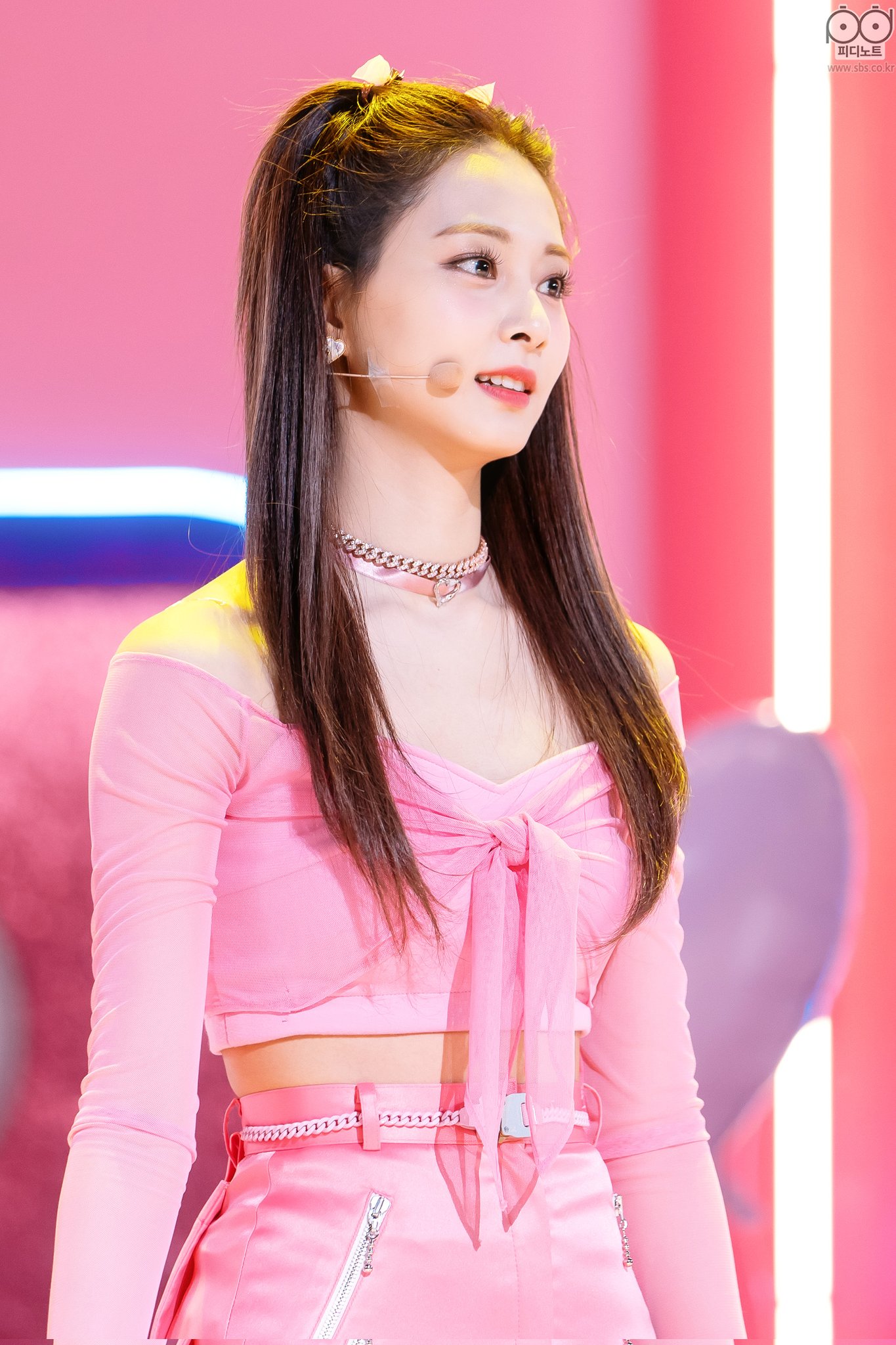 pink-tzuyu-4.jpg