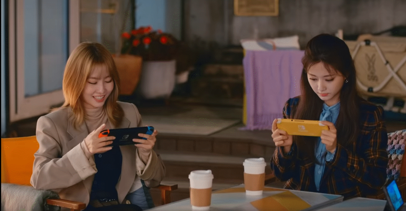 GIRLS-PLAYING-NINTENDO-SWITCH.gif