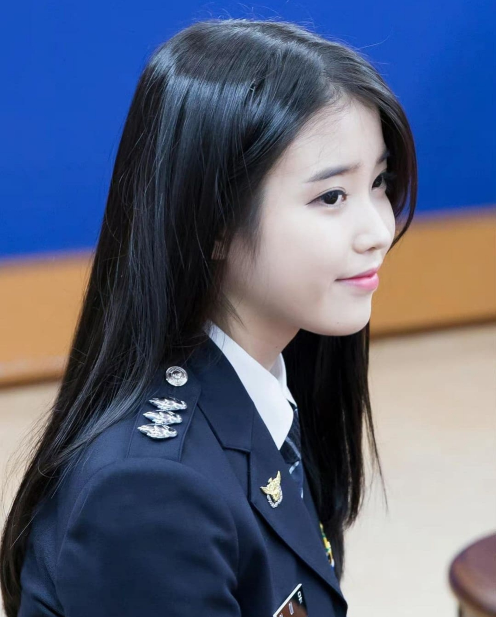 IU as Police Girl  nCBqsqr.jpg