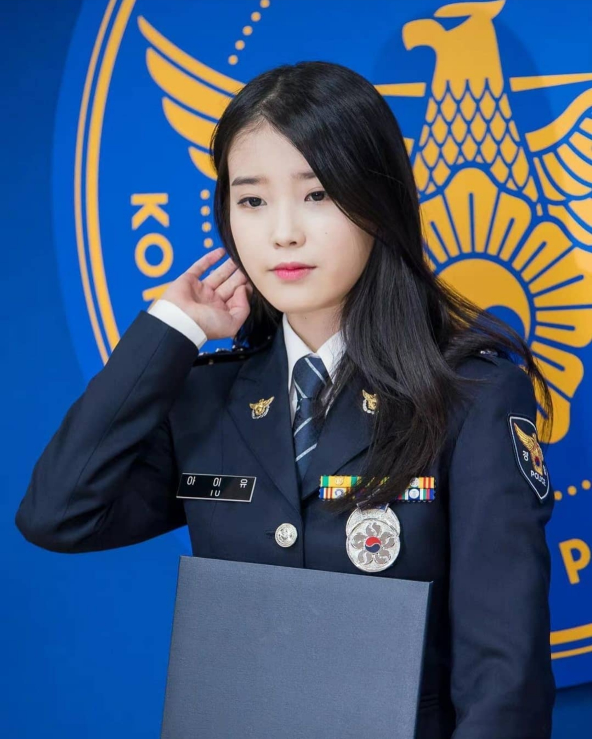 IU as Police Girl  H9Wv1ga.jpg