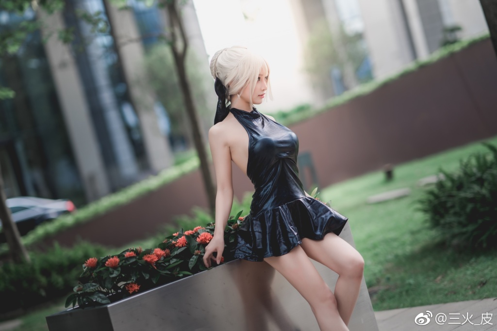 COSPLAY-FGO-Black-Saber-3.jpg