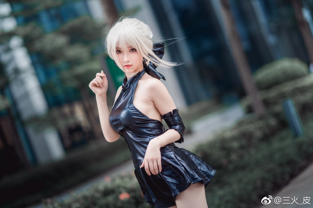 COSPLAY-FGO-Black-Saber-1.jpg