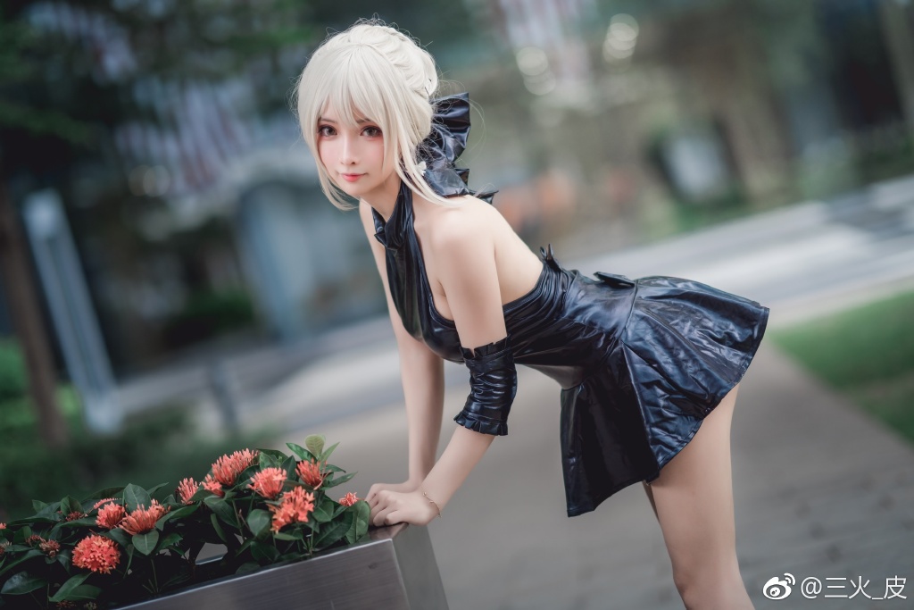 COSPLAY-FGO-Black-Saber-2.jpg