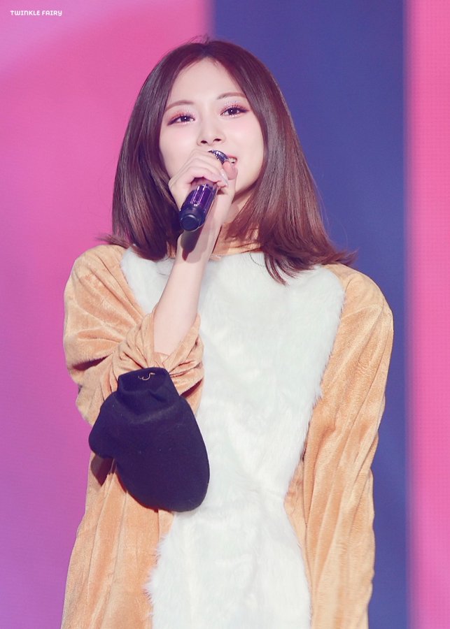 Encore-Tzuyu-Singing.jpg