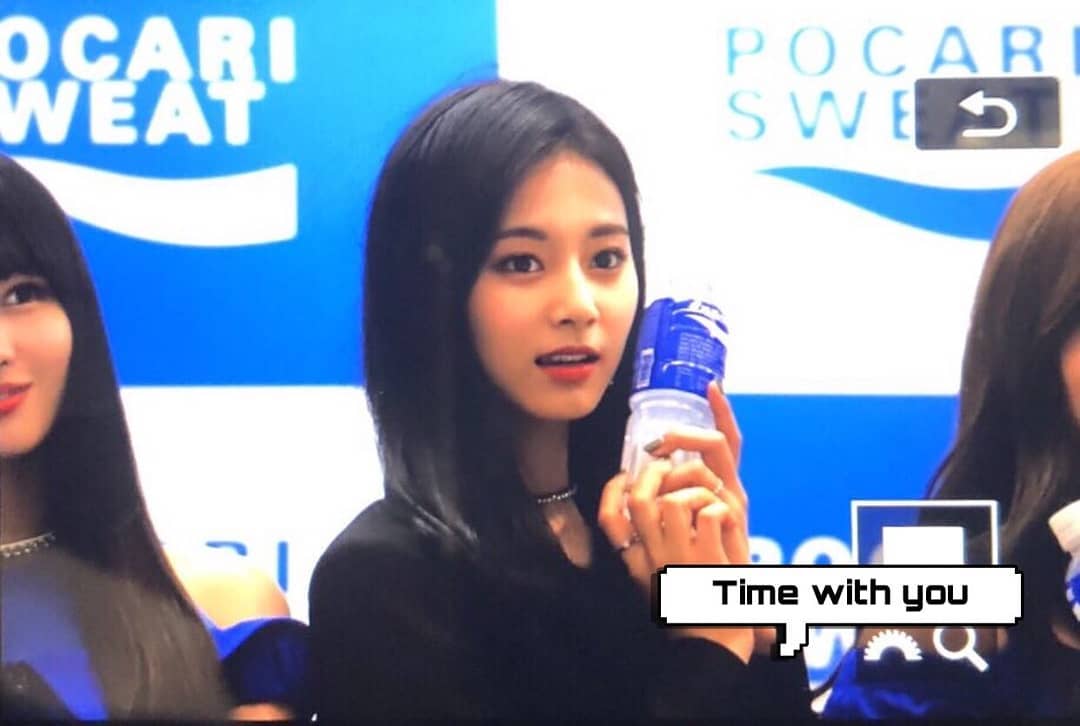 POCARI SWEAT TWICE SIGN EVENT TZUYU.jpg