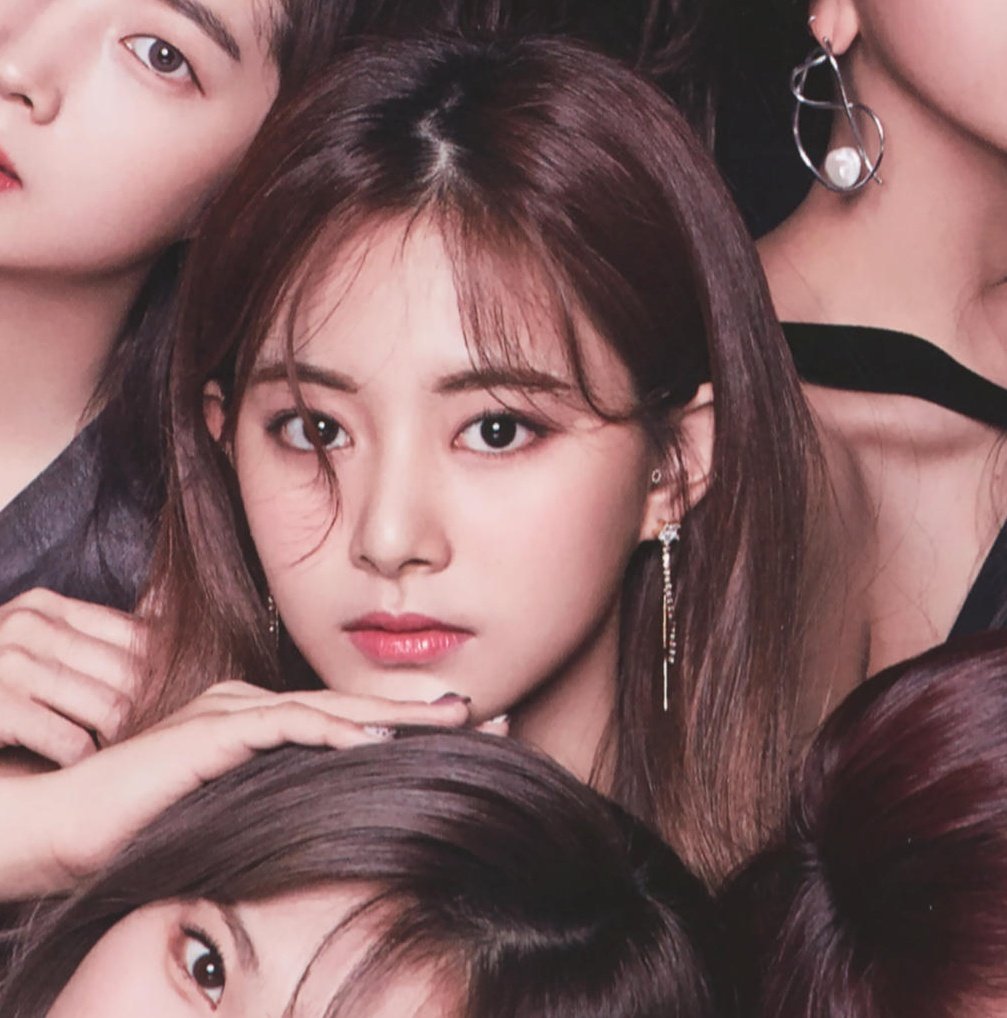 TZUYU Cosmopolitan Korea Vol.19 No.209 (Air Side Hair Bang).jpg