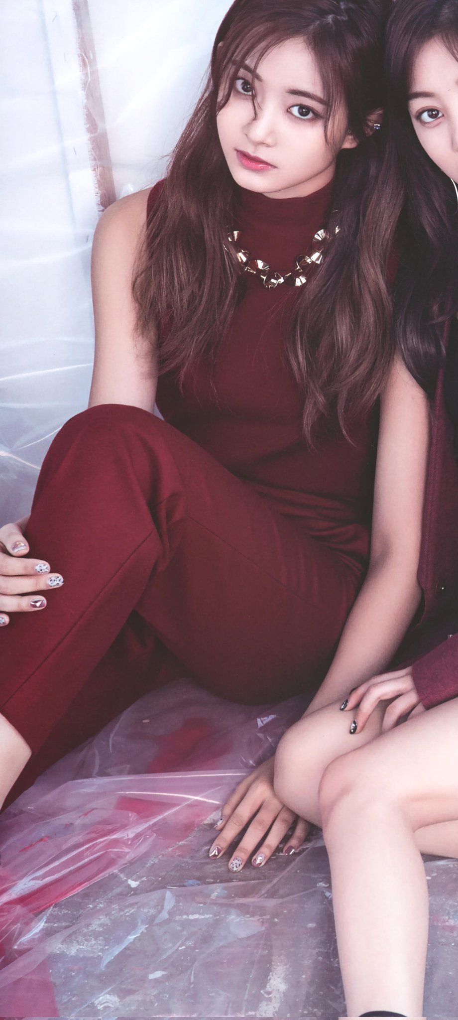 TZUYU Cosmopolitan Korea Vol.19 No.209 (RED suit).jpg