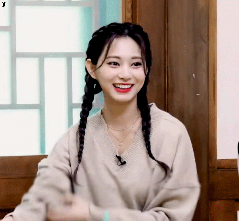 Tzuyu playing TTT-2022 「who is here」 Game.gif