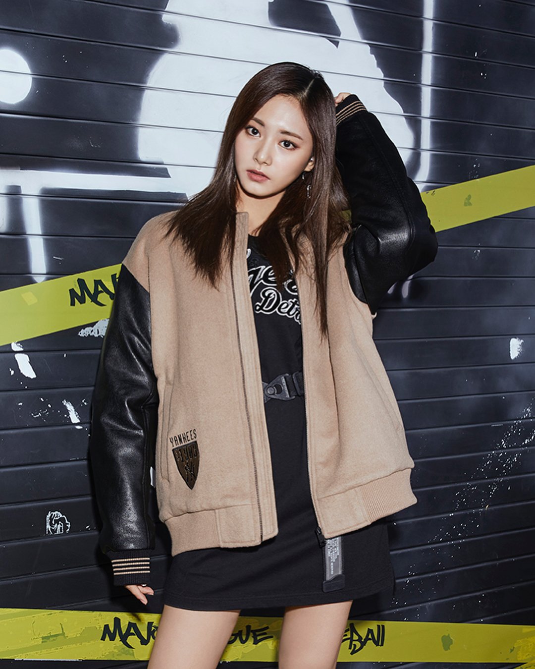 2017-New-York-Yankees-Leather-Coat-Tzuyu-1.jpg