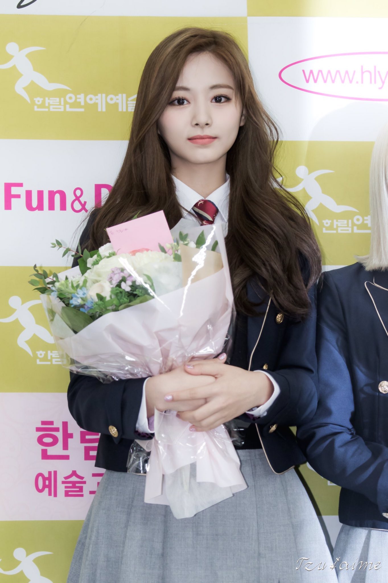 tzuyu-high-school-girl-graduation-2019-02-12-2.jpg