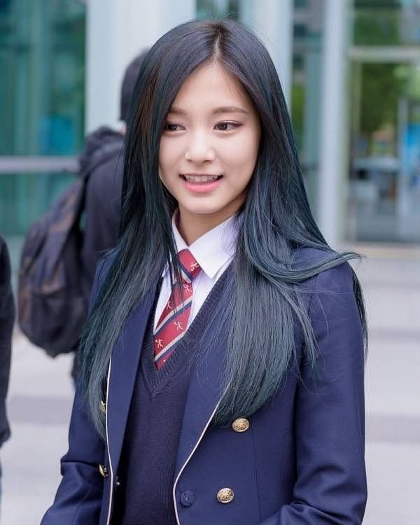 tzuyu-high-school-girl-graduation-2019-02-12-G.jpg