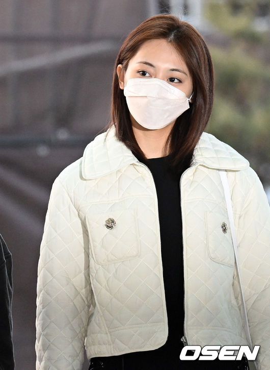 Tzuyu-2022-02-13-ICN-to-LAX-Airpot-5.jpg