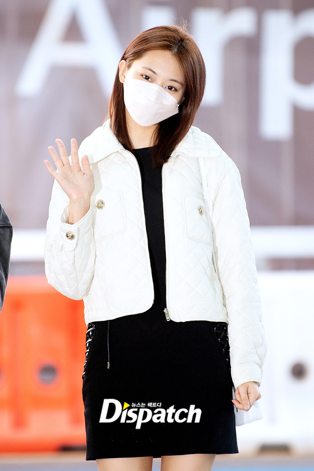 Tzuyu-2022-02-13-ICN-to-LAX-Airpot-7.jpg