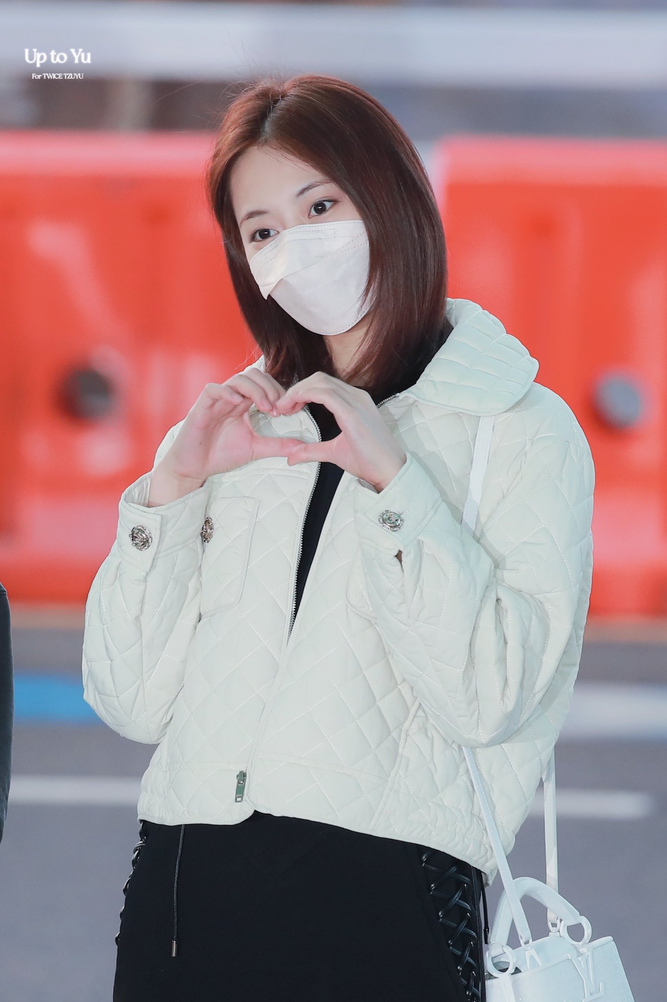 2022-02-13-ICN-to-LAX-Twice-Tzuyu-Heart-Gesture.jpg