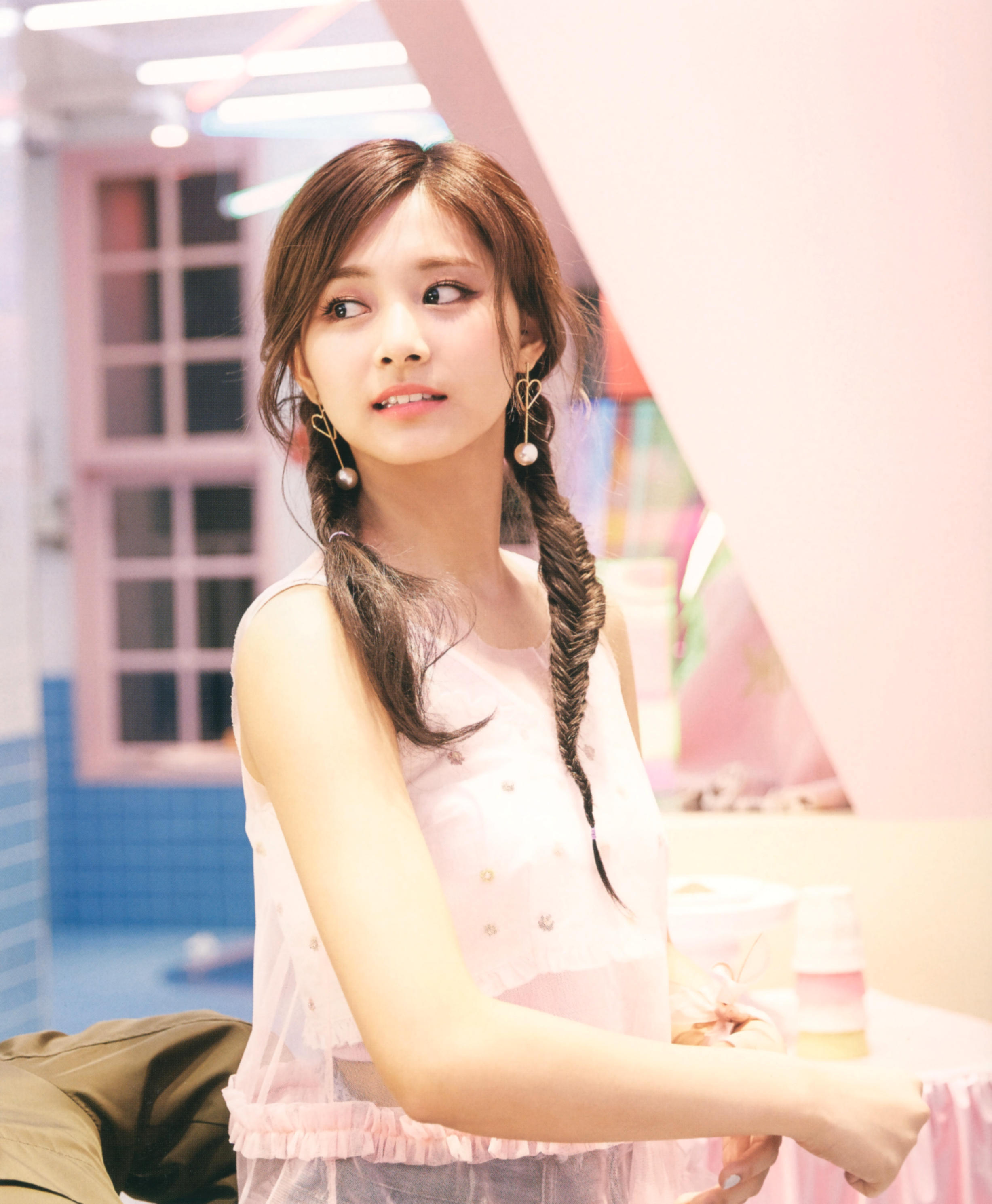 TWICE-Tzuyu-Signal-Era-braid-girl-1.jpg