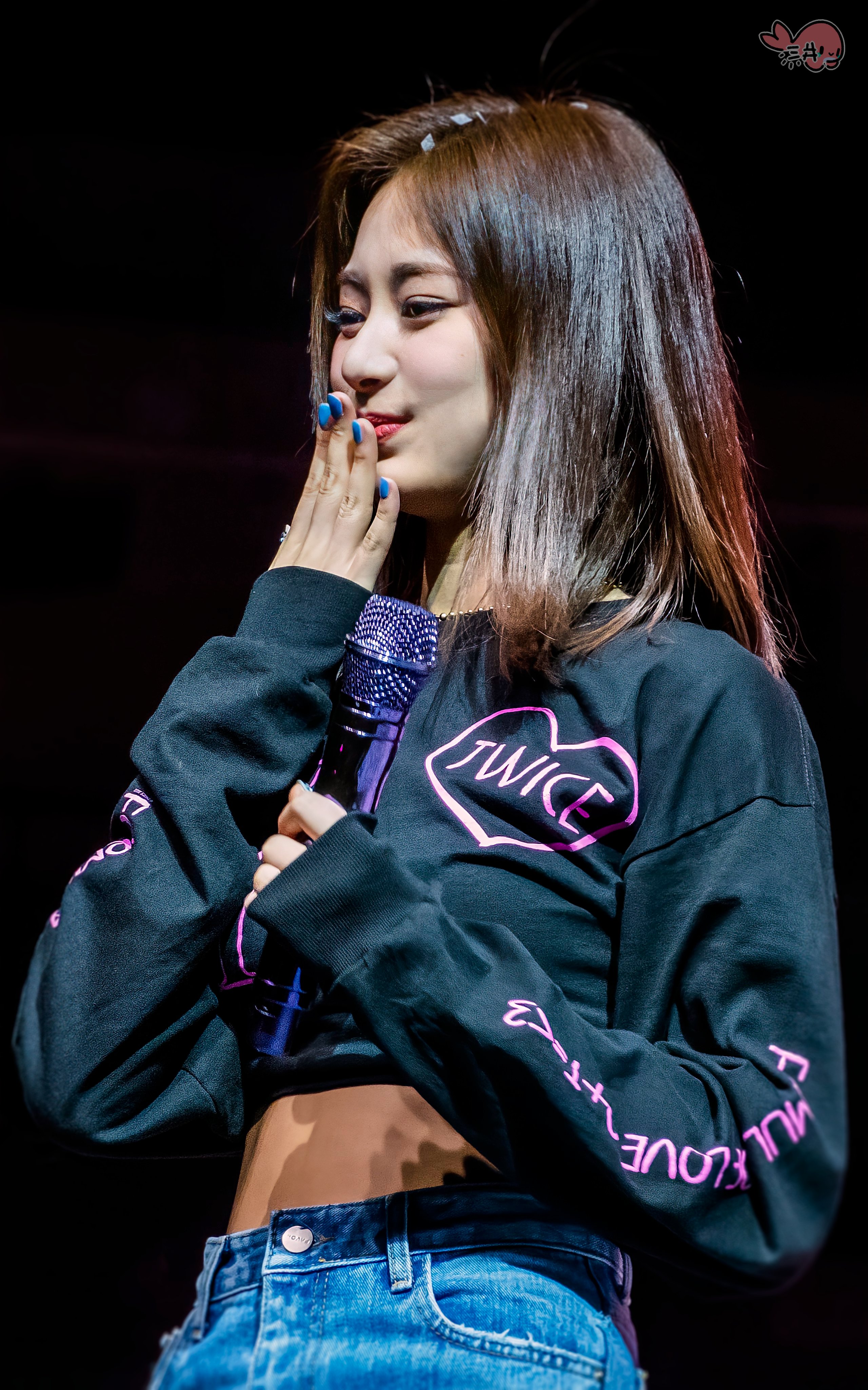 Twice-Tzuyu-World-Tour-2022-02-18-OakLand-Arena-AIR-KISS.jpg