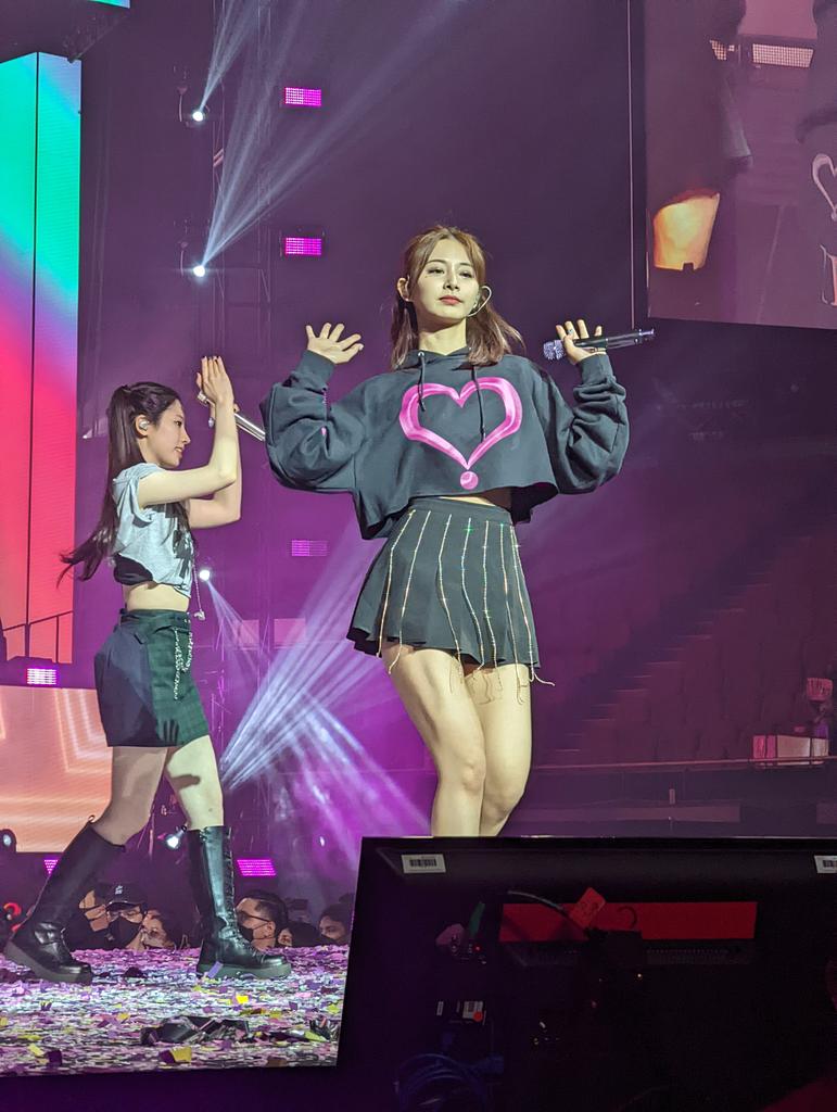 tzuyu-in-los-angels-LA-encore-stage.jpg