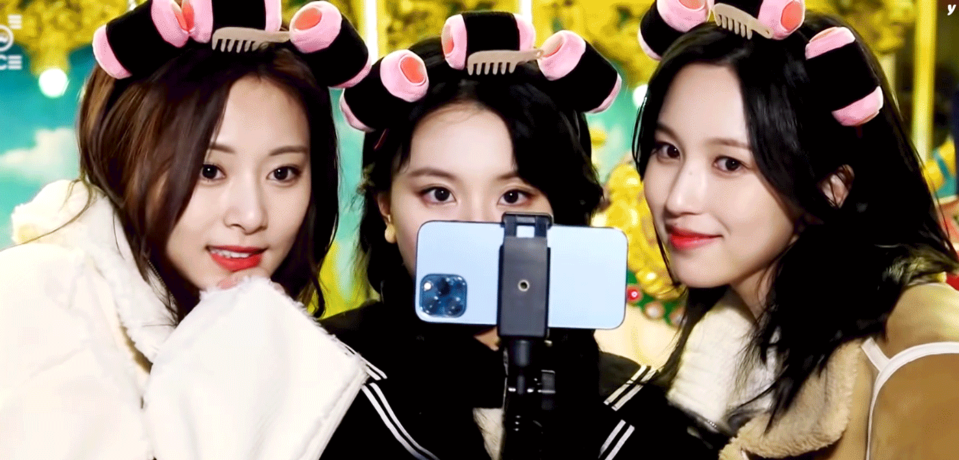 TTT-selfie-Tzuyu-ChaeYoung-Mina-MiChaeTzu-2022-02-18.gif