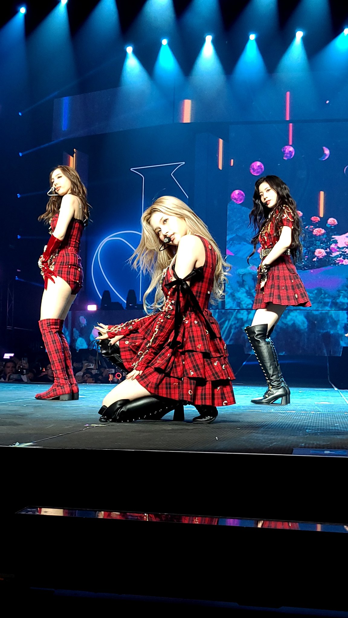 SANA-Nayeon-Dahyun-Dallas-Texas-Concert.jpg