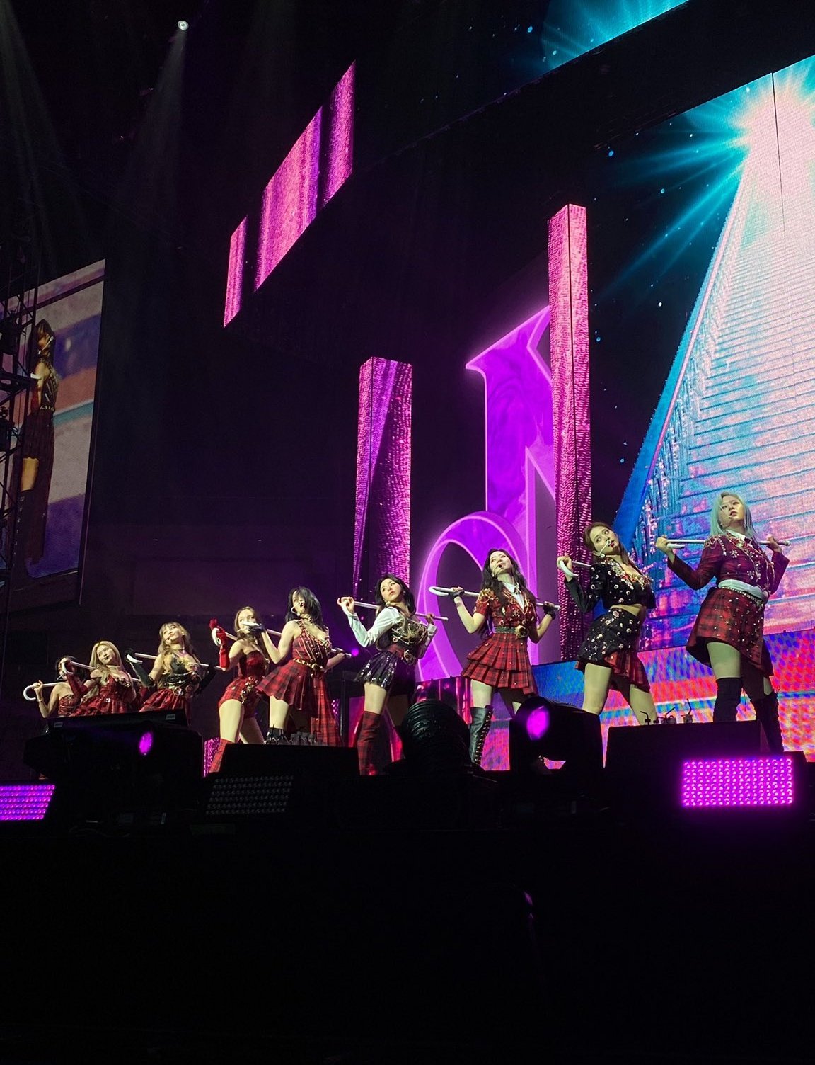 Twice-4th-world-tour-2022-02-22.jpg