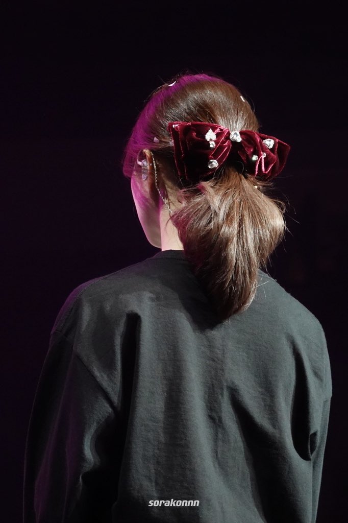 Tzuyu-(34)-Twice-In-New-York-2022-4th-tour-bow hair ties.jpg