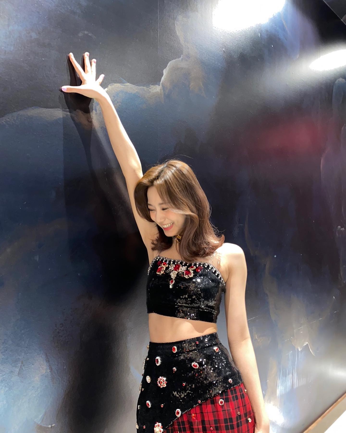 (black outfit) Twice Tzuyu selfie @ New York UBS Arena (2).jpg