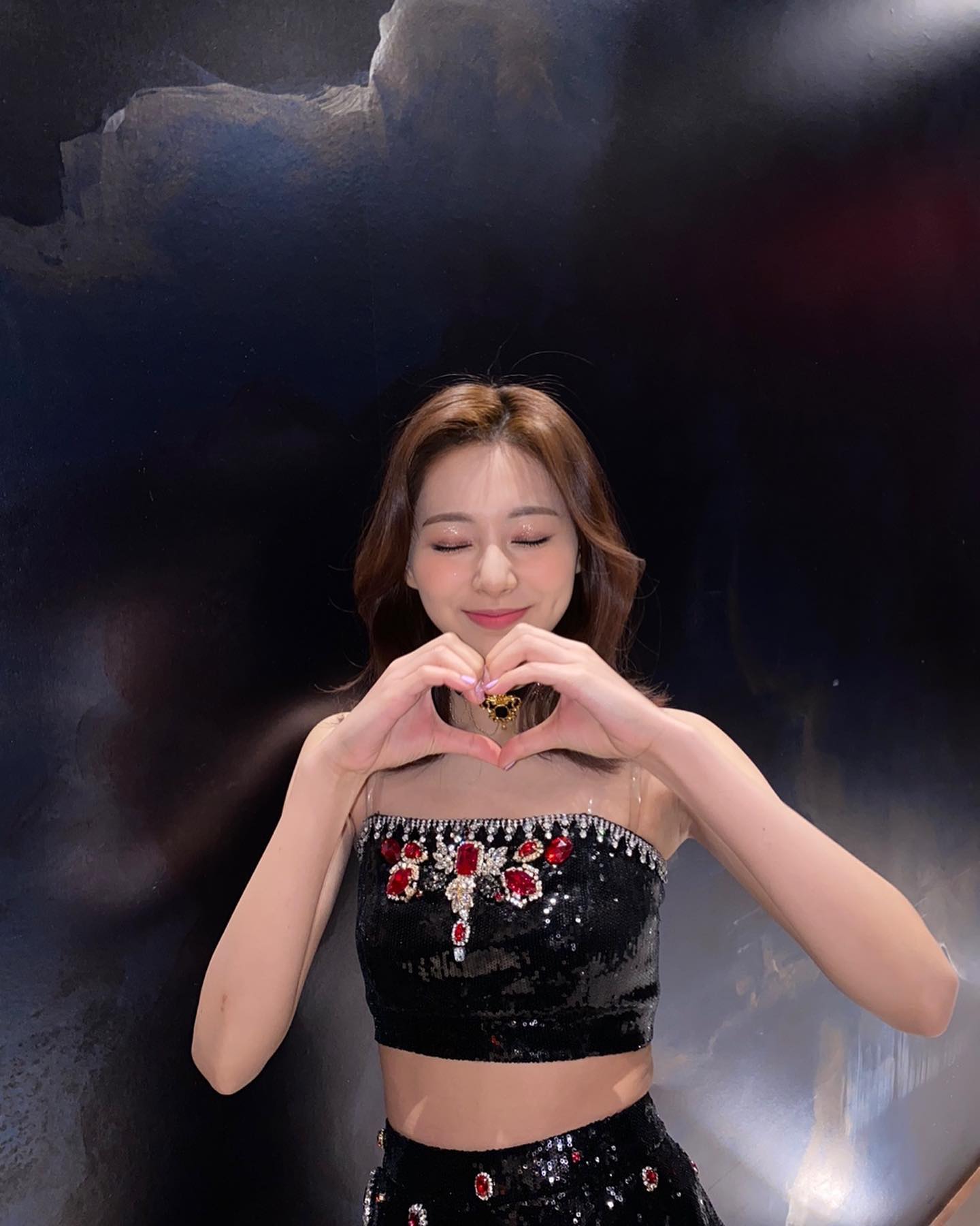 (Heart Gesture) Twice Tzuyu selfie @ New York UBS Arena.jpg