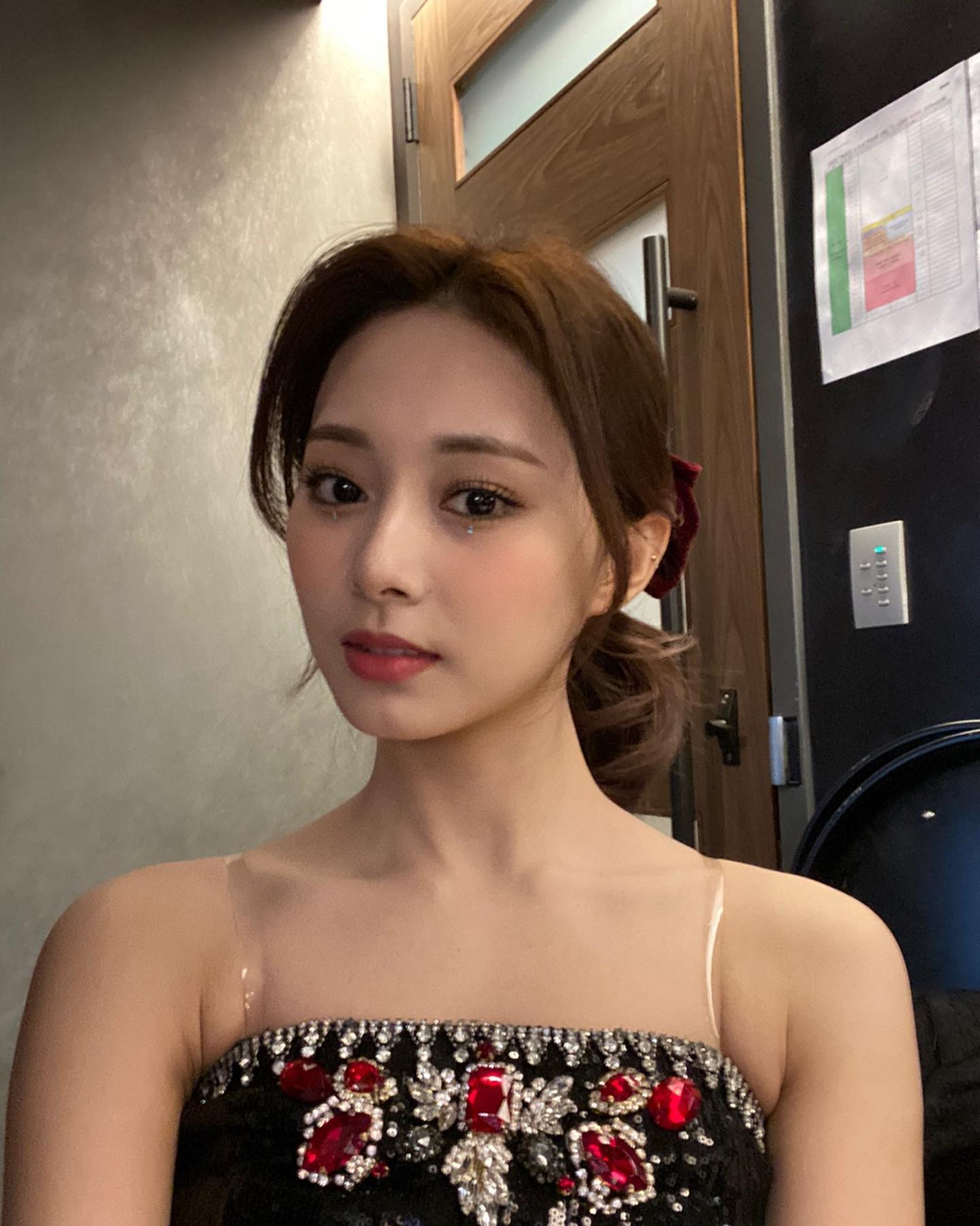 (B) Twice Tzuyu selfie @ New York UBS Arena.jpg