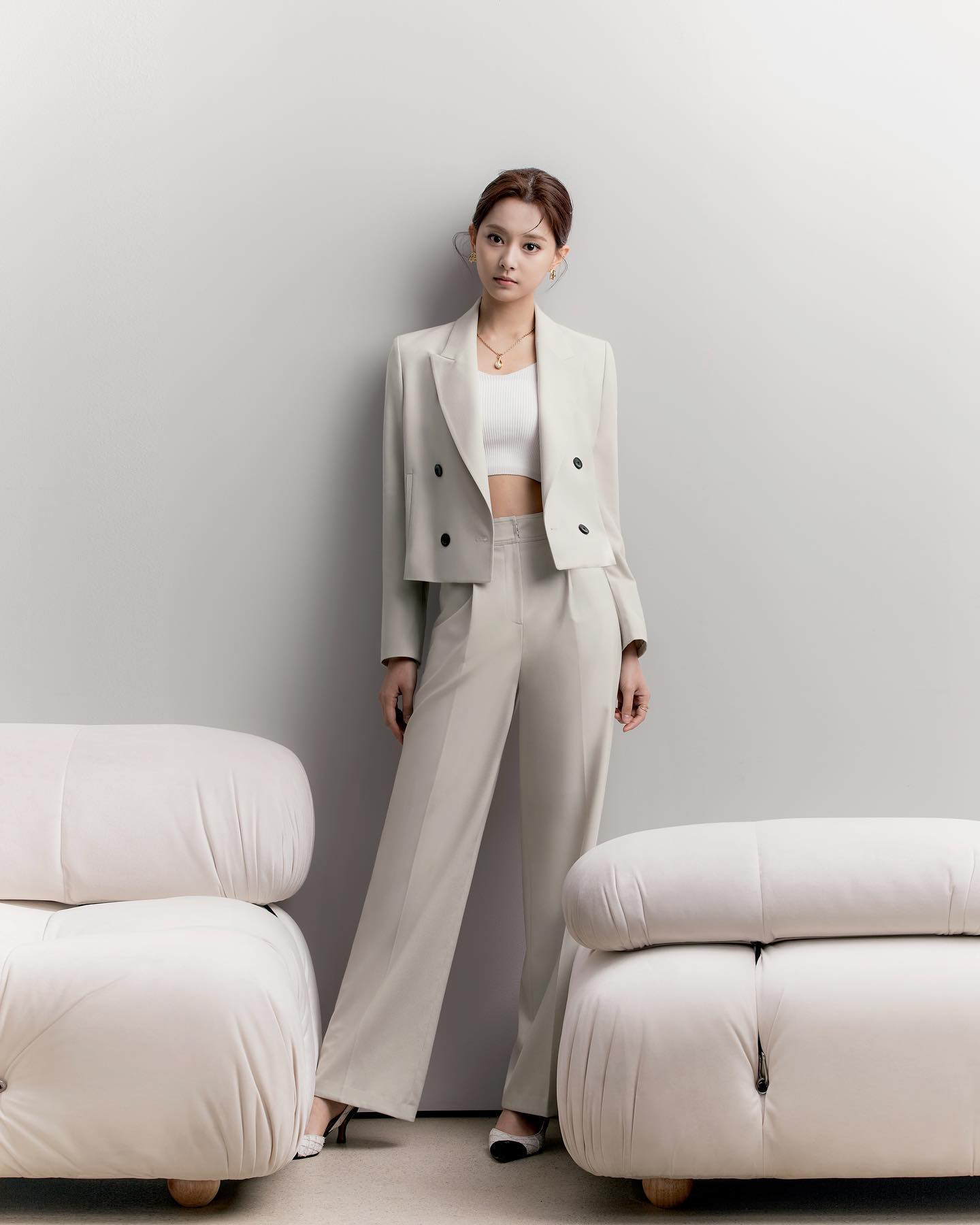 Spring 2022 belted half single trench coat (zooc x tzuyu) model 2.jpg