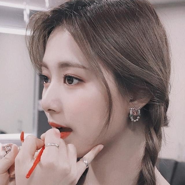 lips coloring cosmetic tzuyu with braid.jpg