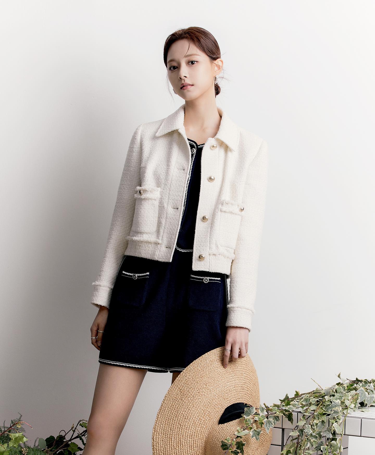 Spring-Jacket 2022 ivory cropped tweed jacket (Tzuyu x ZooC) 1.jpg