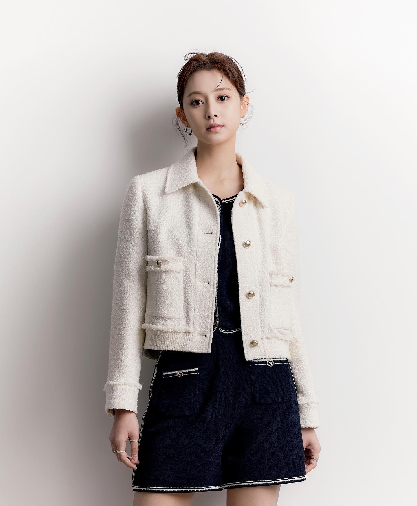 Spring-Jacket 2022 ivory cropped tweed jacket (Tzuyu x ZooC) 3.jpg