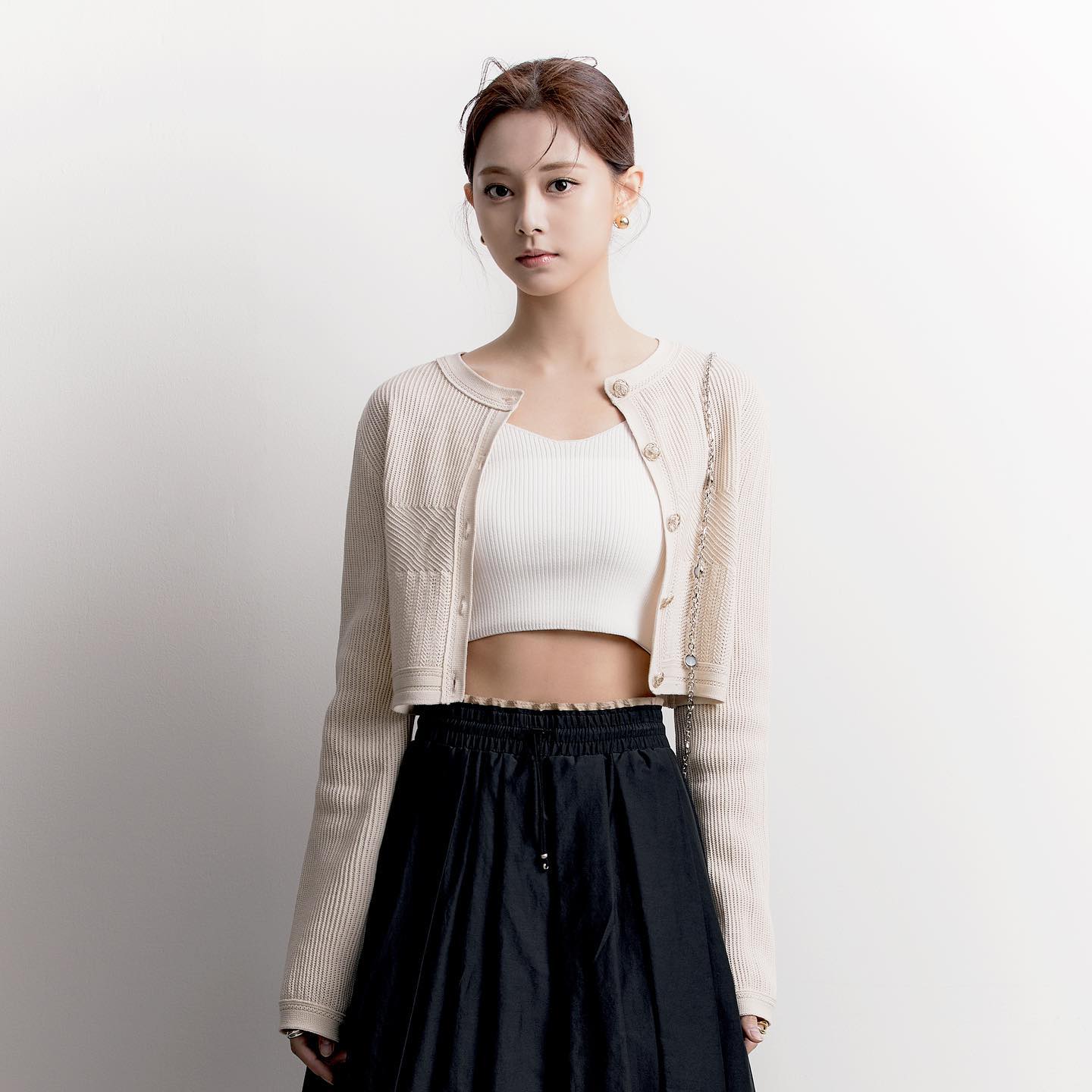 2022 Spring reversible cardigan cropped knit (Tzuyu x ZooC) 2.jpg