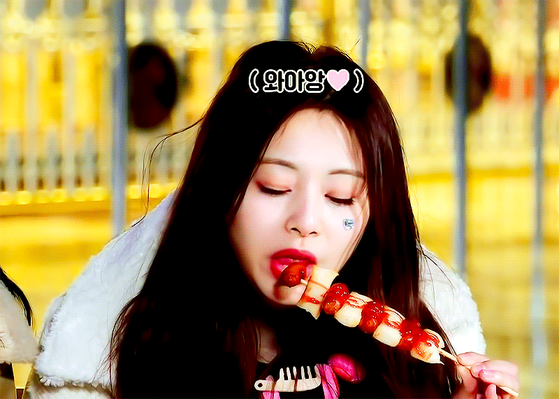 GIRL-Eating-Sausage-Skewers (Tzuyu TTT).gif