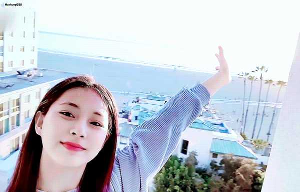 Tzuyu-Los-Angels-Beach-Hotel-balcony-Selfie-Sea-View-2022-Feb.gif
