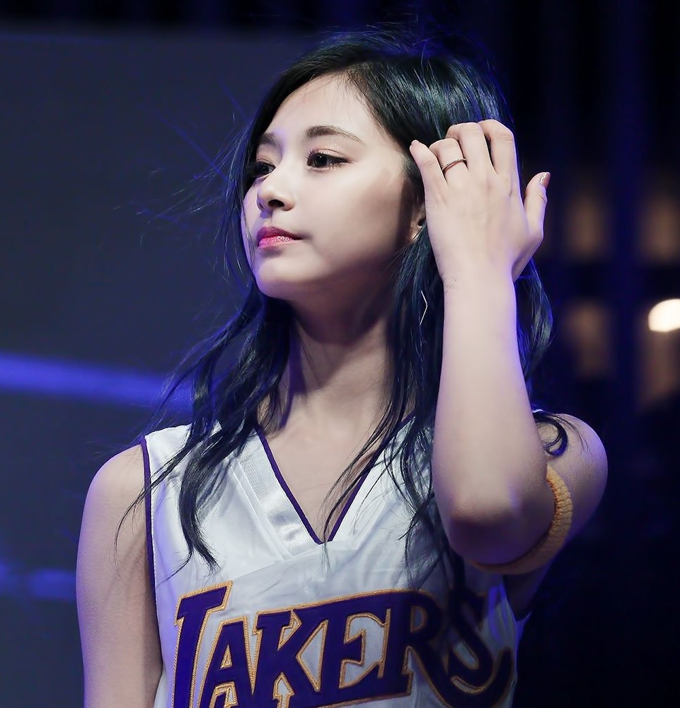 2016-Tzuyu- Seokyeong University Festival (4) Lakers Cheer Leader Outfit.jpg