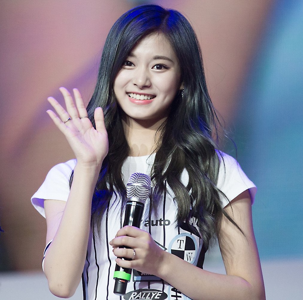 2016 Twice Tzuyu  Kyung Hee University Festival (2).jpg