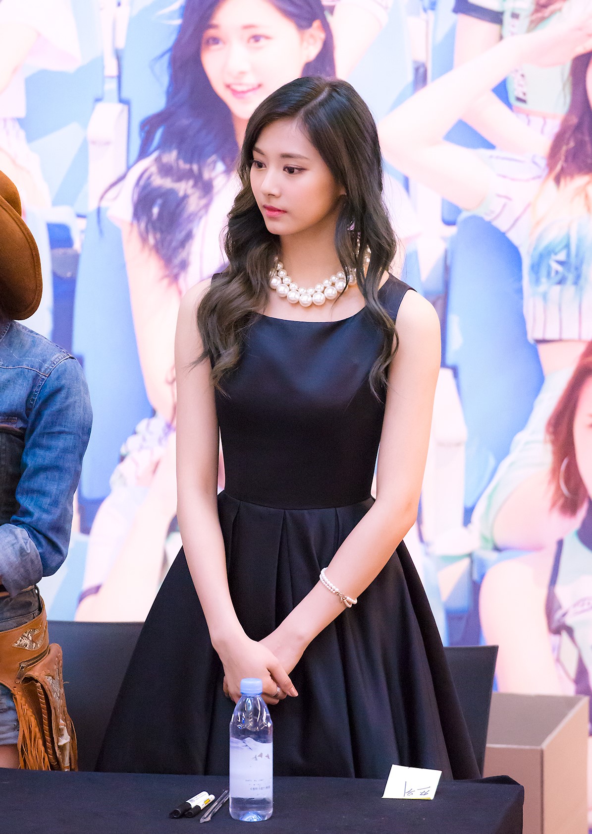 (2016-05-14) Twice Tzuyu in Black Dress  Page Two 4th Fansign @ Yeouido IFC Mall (1).jpg