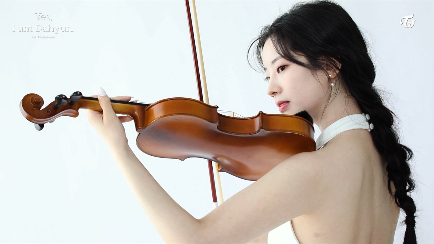 Dahyun-Yes-I-am-Dahyun-2022-04-18-Violin-Playing.jpg