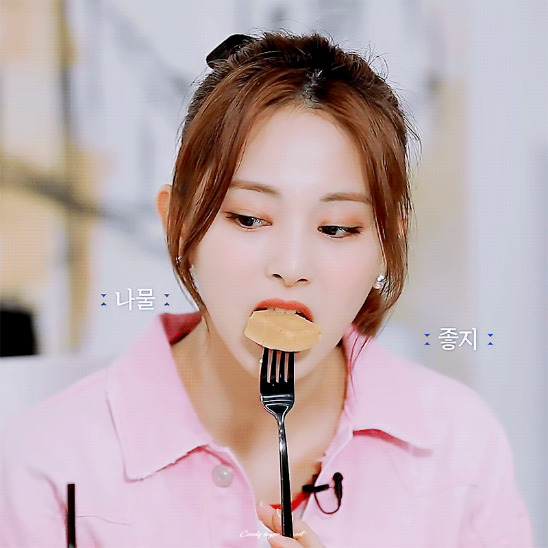 (^_^) Tzuyu-does-not-know-to-eat-or-laugh-first TTT 2022-04-14.gif