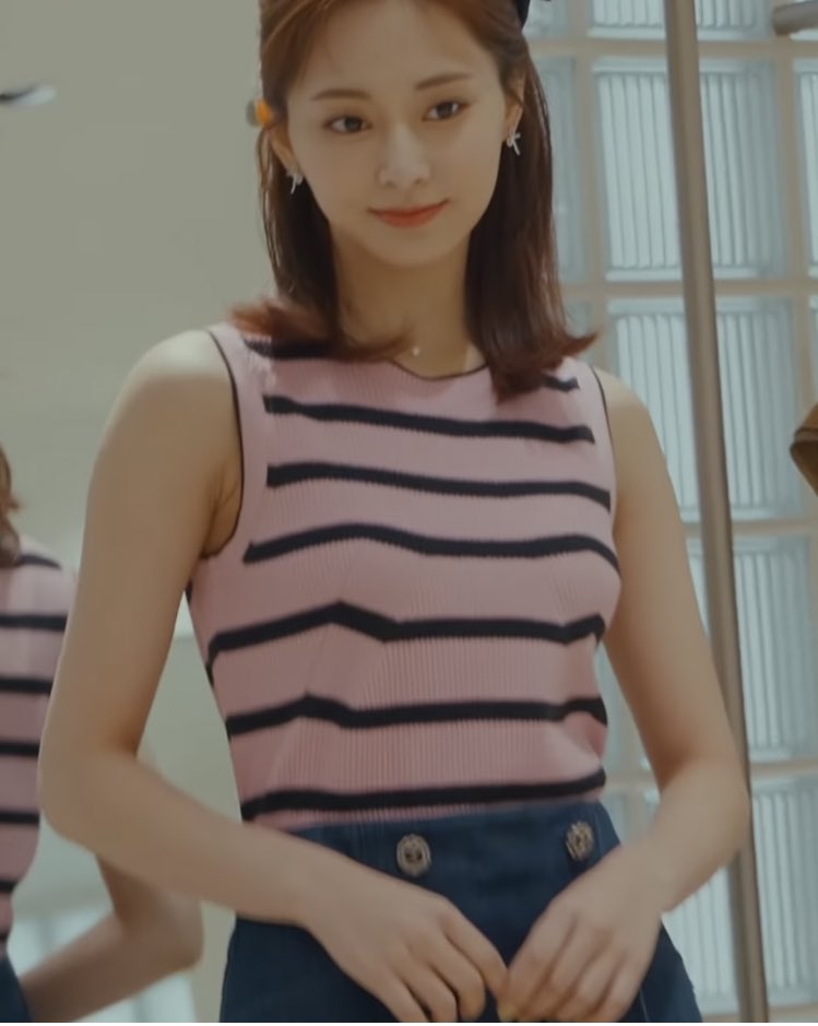 Tzuyu Visit ZOOC Store to Try Summer Clothes 2022-04-18 (PINK SHIRT 3).jpg