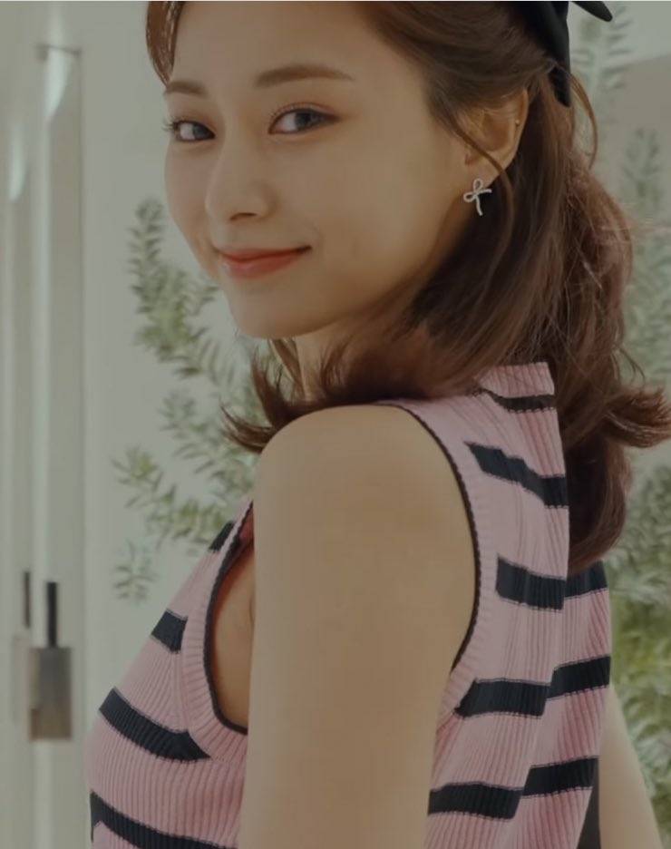 Tzuyu Visit ZOOC Store to Try Summer Clothes 2022-04-18 (PINK SHIRT SMILE).jpg
